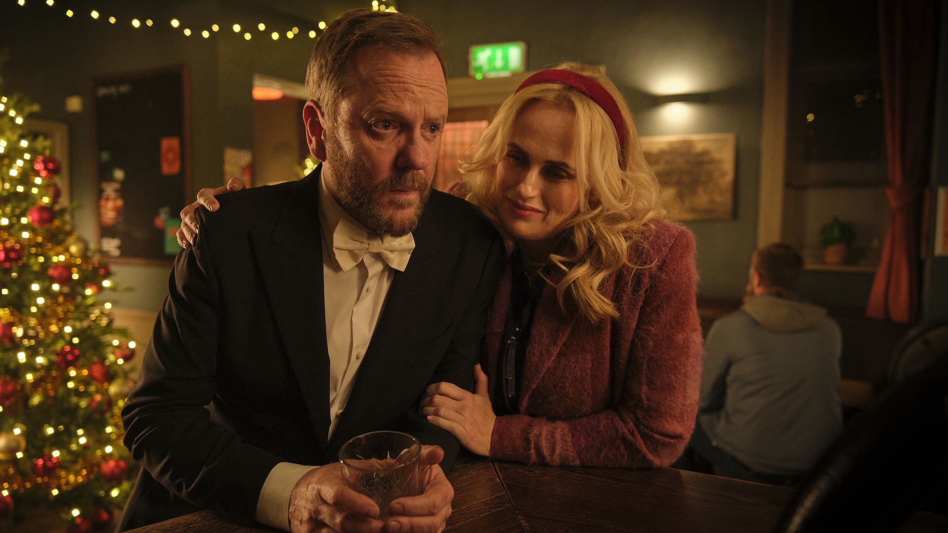 Kiefer Sutherland, Rebel Wilson’s Holiday Comedy ‘Tinsel Town’ Sets November Release (Exclusive)